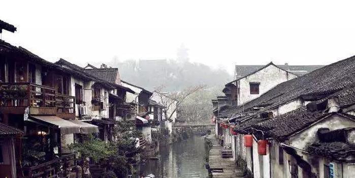 逃离残破的船只